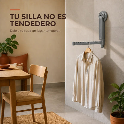 Silla libre junto al tendedero plegable gris como punto temporal para la ropa